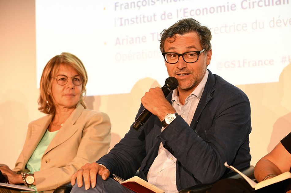 Emery Jacquillat, PDG de la Camif (premier plan). Engagée dans une démarche d’économie circulaire, la Camif refuse, par exemple, de participer au Black Friday, symbole pour l’entreprise d’une surconsommation poussée à l’extrême. Ce jour-là, le site Internet est fermé et l’entreprise invite le consommateur à réfléchir à sa façon de consommer, notamment au travers d’ateliers animés par les collaborateurs de la Camif lors d’une journée porte ouverte. © GS1 France/Eric Durand